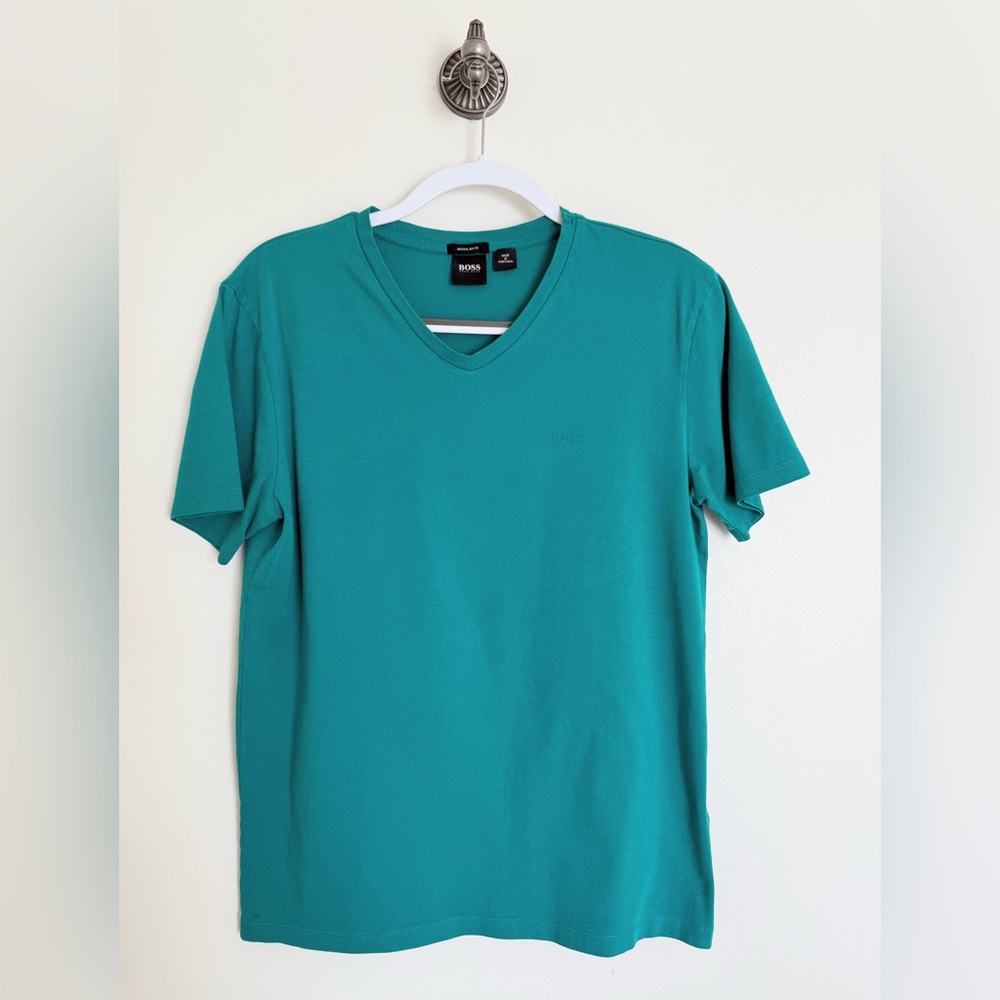 Hugo Boss Men’s cotton t-shirt in size M. Regular fit. Green color. Worn once